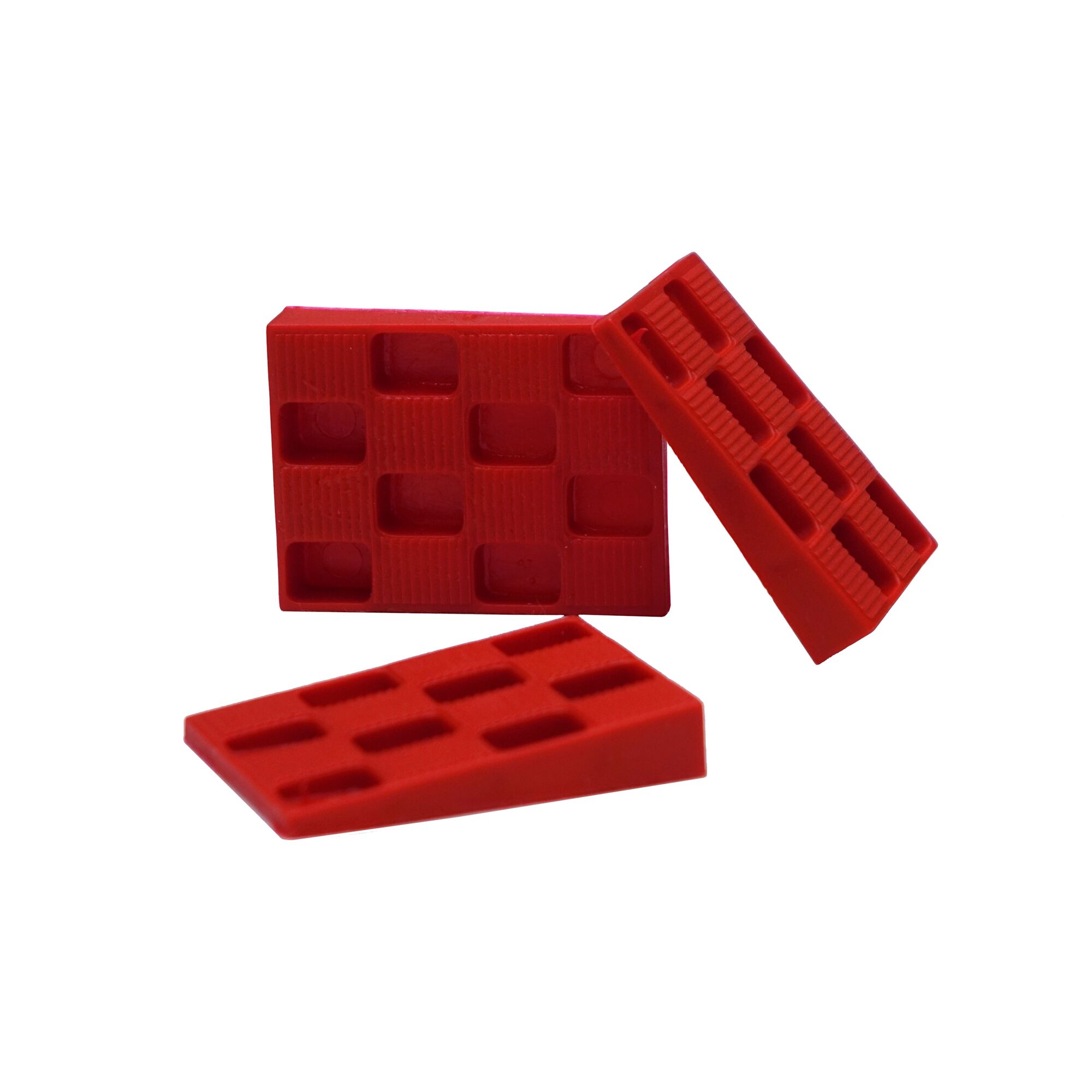 Drei rote Kunststoffkeile