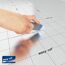 Hand schneidet SELITFLEX mit Cuttermesser zu.