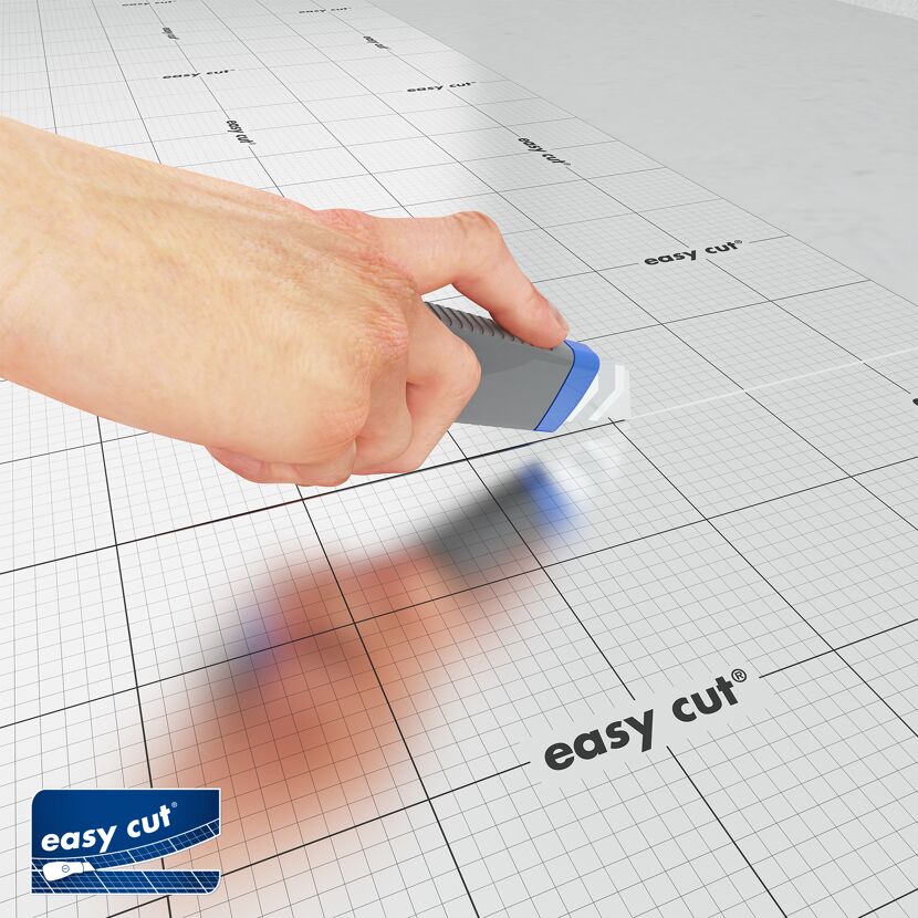 Hand schneidet SELITFLEX mit Cuttermesser zu.