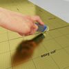 Person schneidet SELITFLEX Dämmrolle mit Cuttermesser zu.