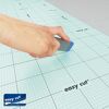 Hand mit Cuttermesser auf Schneidematte