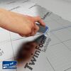 Person schneidet Trittschalldämmung mit Cuttermesser zu.