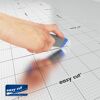 Person schneidet SELITAC AquaStop mit Cuttermesser zu.