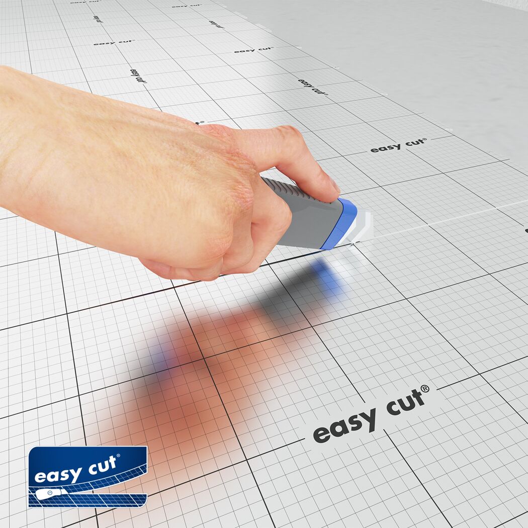 Person schneidet SELITAC AquaStop mit Cuttermesser zu.