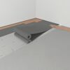 Laminatunterlage wird mit einem Cuttermesser zugeschnitten