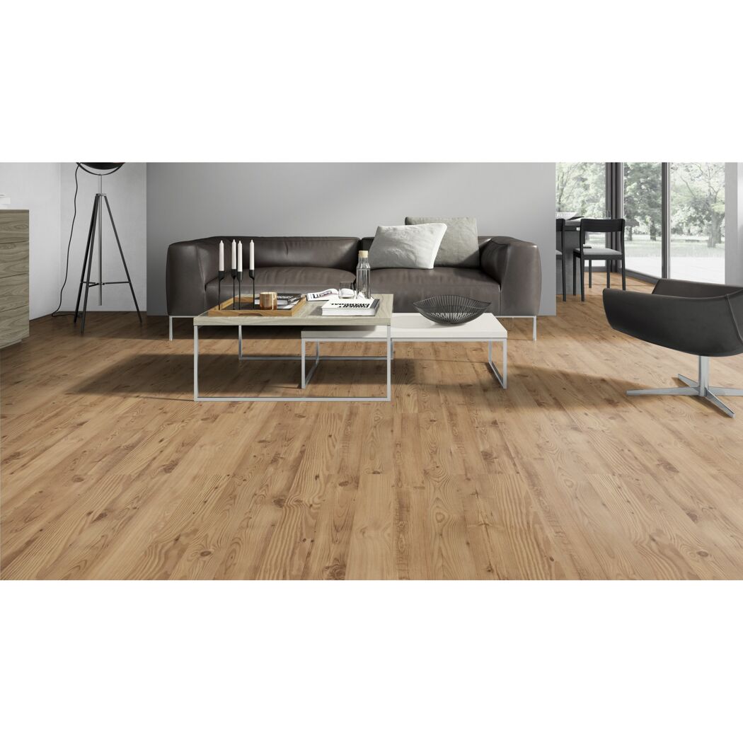 Wohnzimmer mit Laminatboden in Pinie Landhausdiele