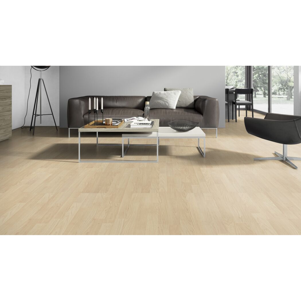 Heller Laminatboden in einem Wohnzimmer.