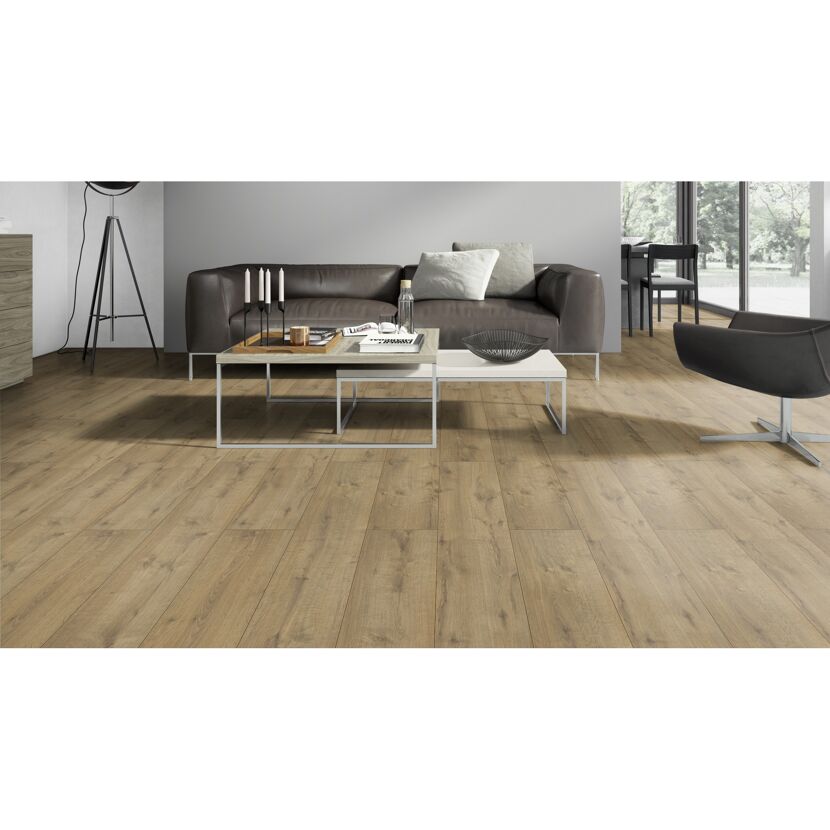 Wohnzimmer mit Laminatboden in Holzoptik