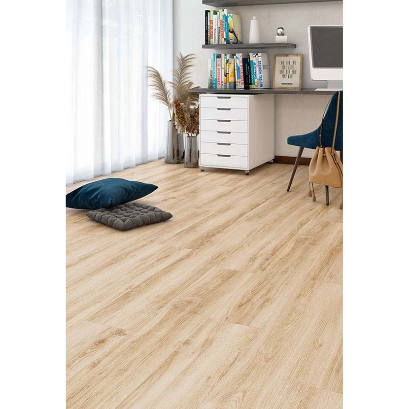 Helles Laminat verlegt in einem Arbeitszimmer.
