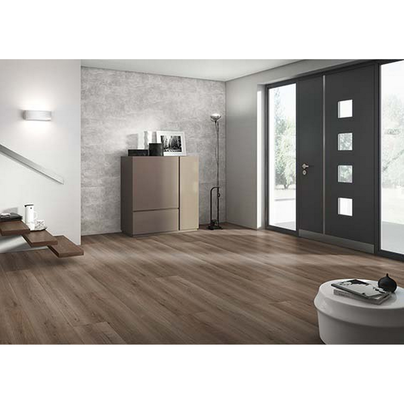 Laminat in Holzoptik verlegt in einem Flur