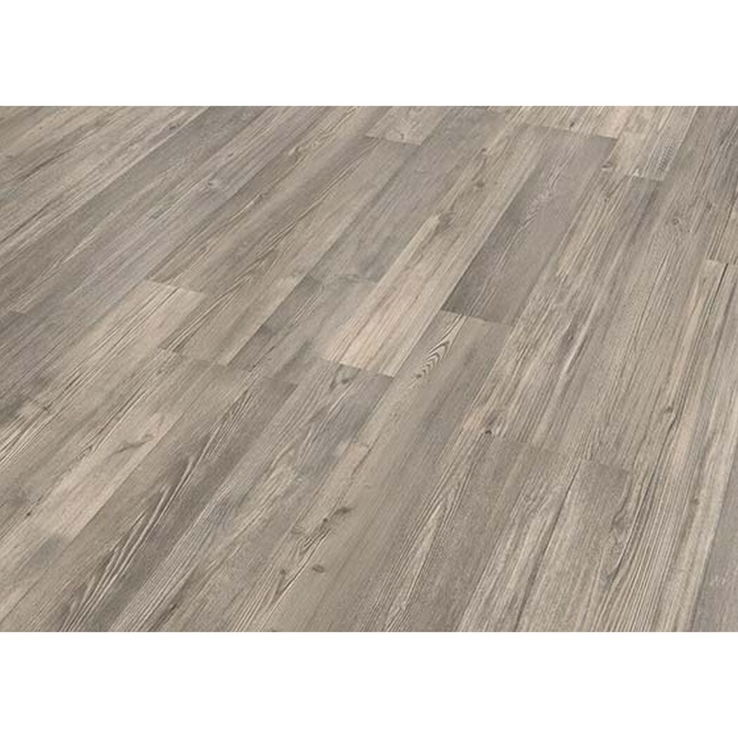 Laminat in grauer Holzoptik verlegt.