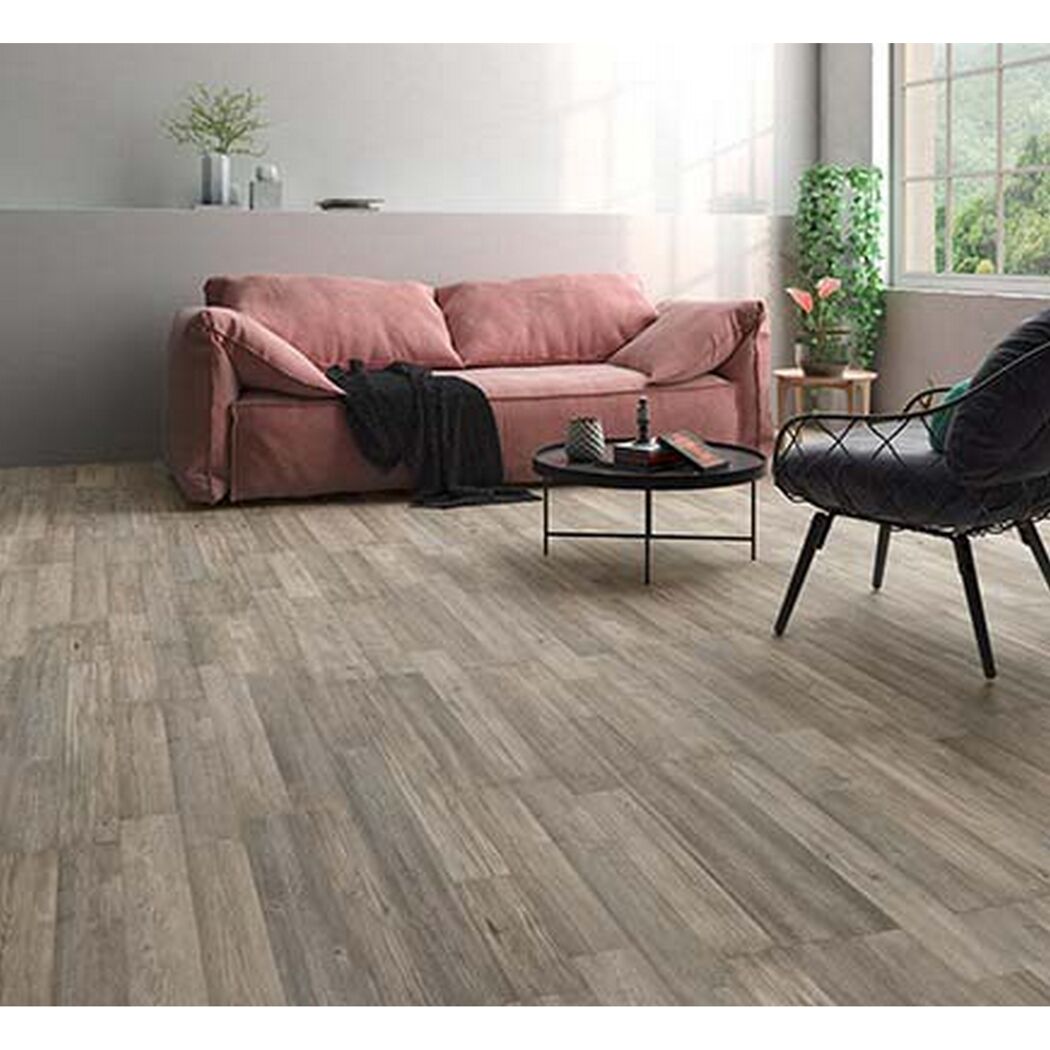Wohnzimmer mit verlegtem Laminat in Holzoptik