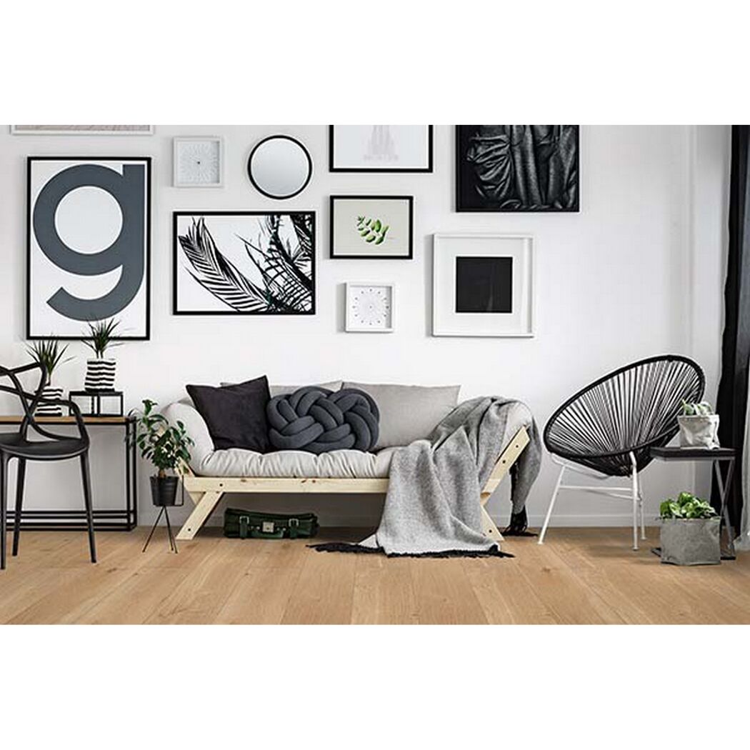 Wohnzimmer mit hellem Laminatboden und schwarzer Deko