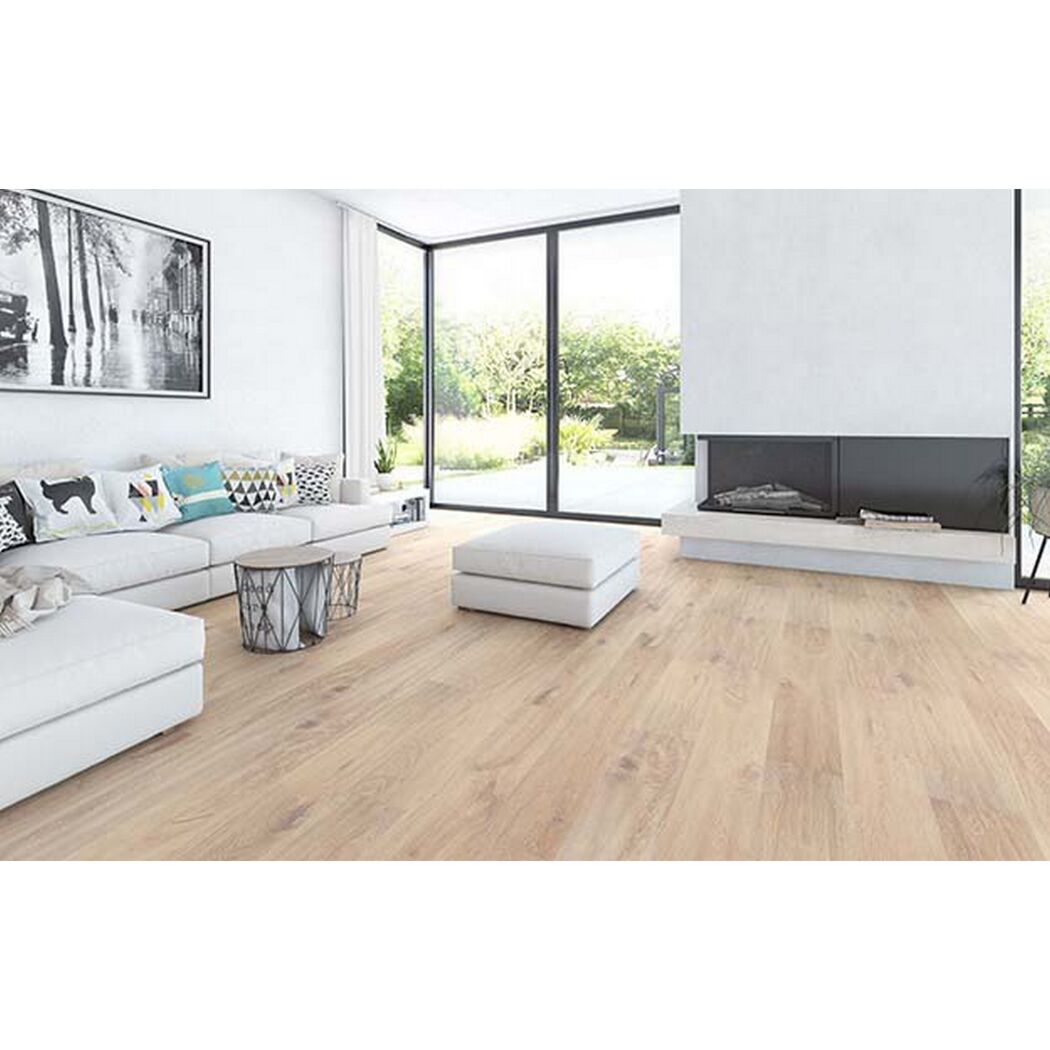 Wohnzimmer mit hellem Laminatboden