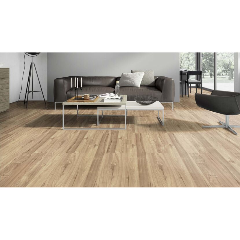 Wohnzimmer mit Laminatboden in Holzoptik