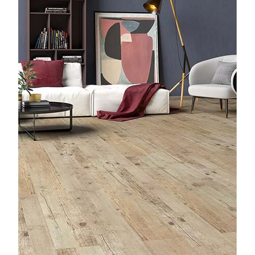 Wohnzimmer mit hellem Laminatboden