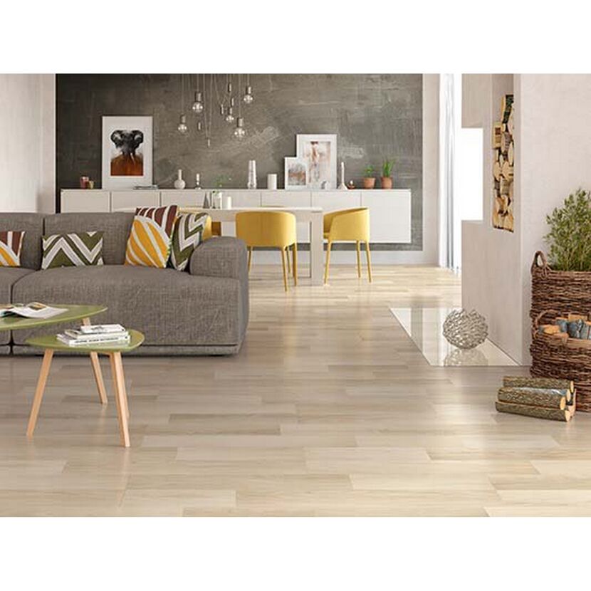 Wohnzimmer mit hellem Laminatboden