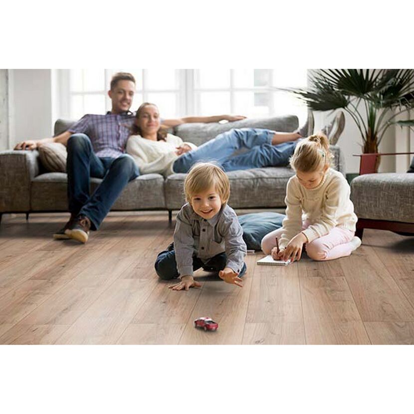 Familie spielt im Wohnzimmer auf Laminatboden.