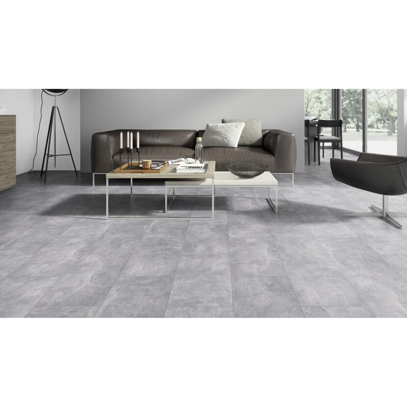 Wohnzimmer mit grauem Laminatboden