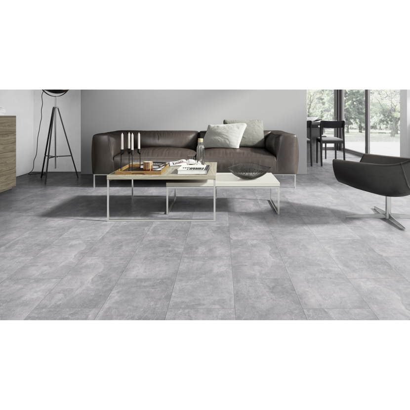 Wohnzimmer mit grauem Laminatboden