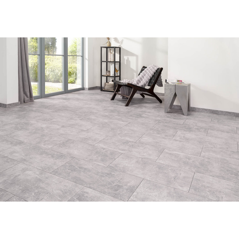 Grauer Laminatboden in Fliesenoptik