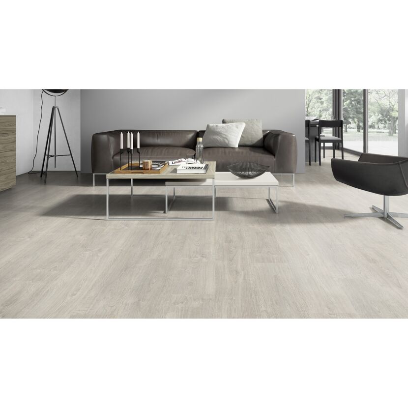 Laminatboden Gibson Oak verlegt in einem Wohnzimmer