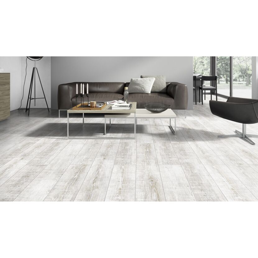 Wohnzimmer mit hellem Laminatboden