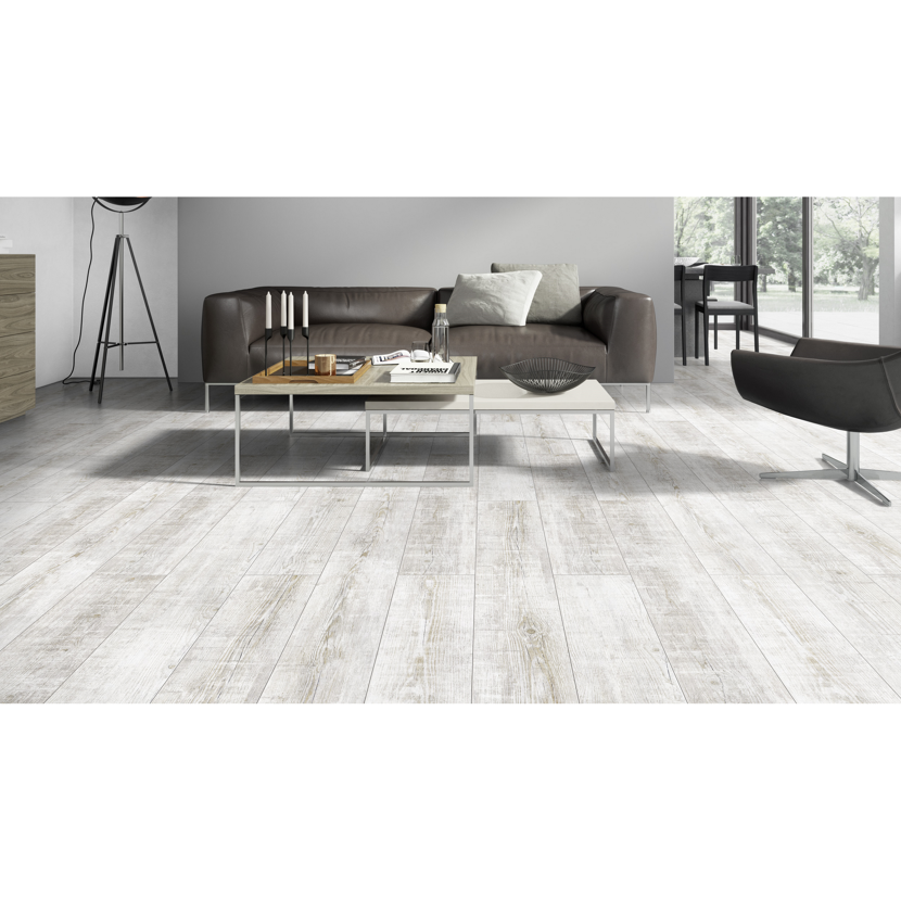 Wohnzimmer mit hellem Laminatboden