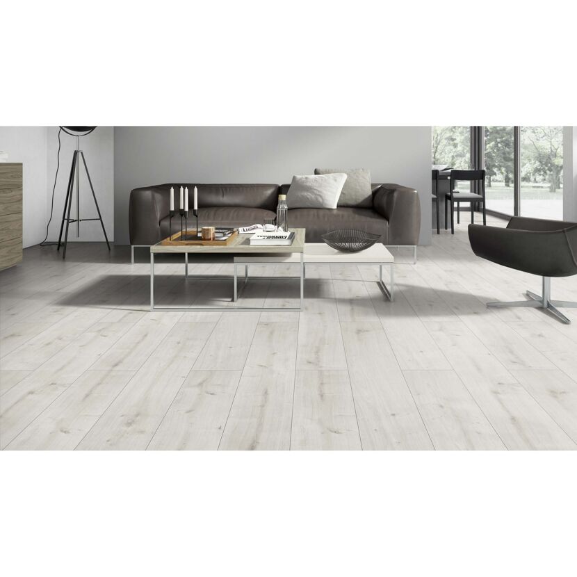 Wohnzimmer mit hellem Laminatboden