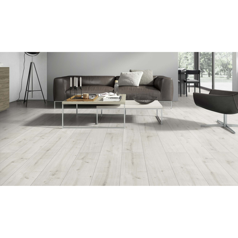 Wohnzimmer mit hellem Laminatboden