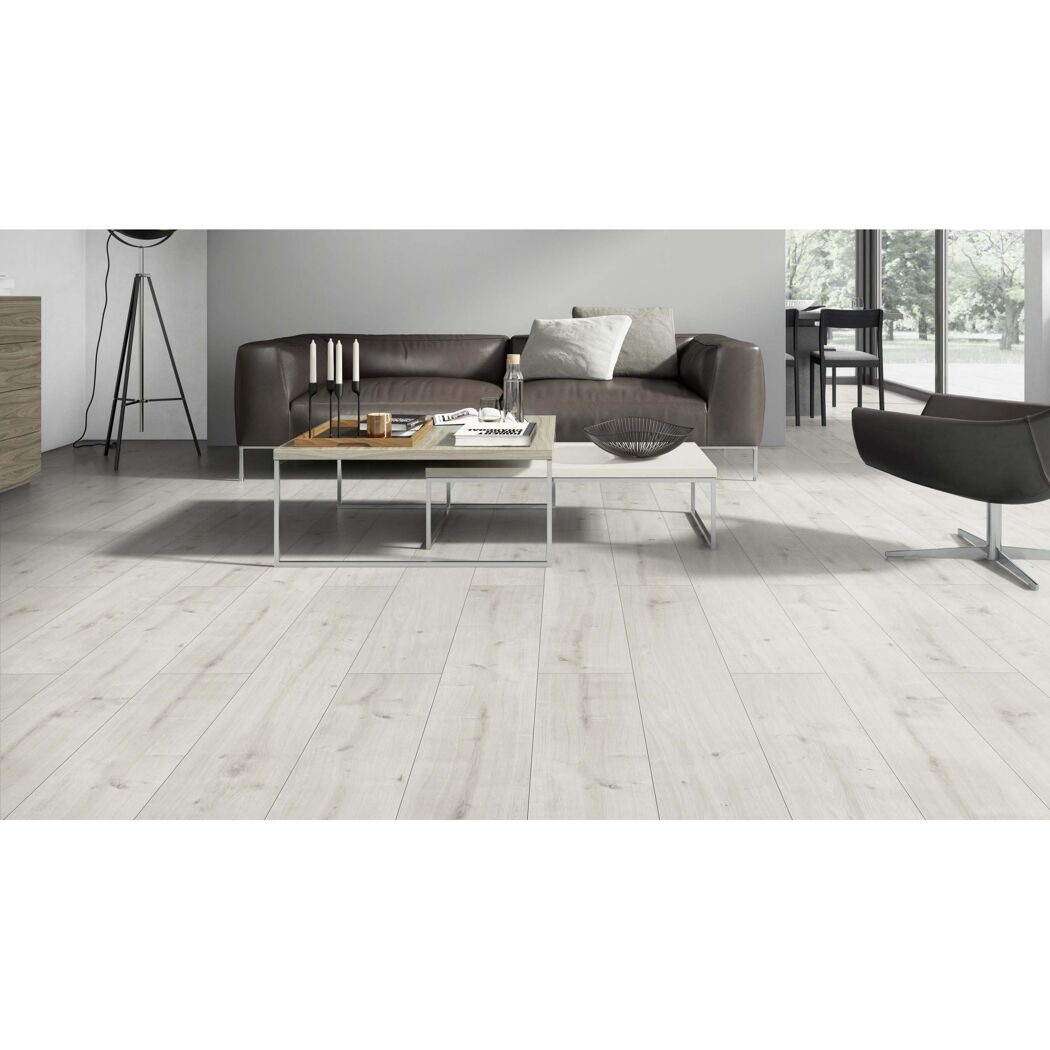 Wohnzimmer mit hellem Laminatboden