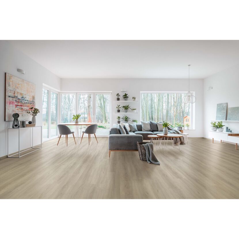 Wohnzimmer mit hellem Vinylboden in Holzoptik
