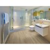 Modernes Badezimmer mit Vinylboden in Eichenoptik