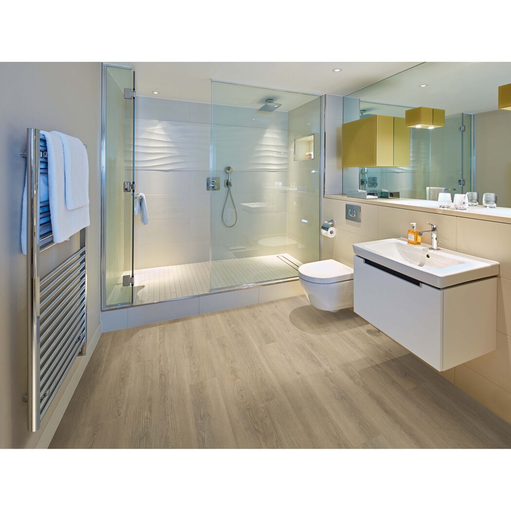 Modernes Badezimmer mit Vinylboden in Eichenoptik