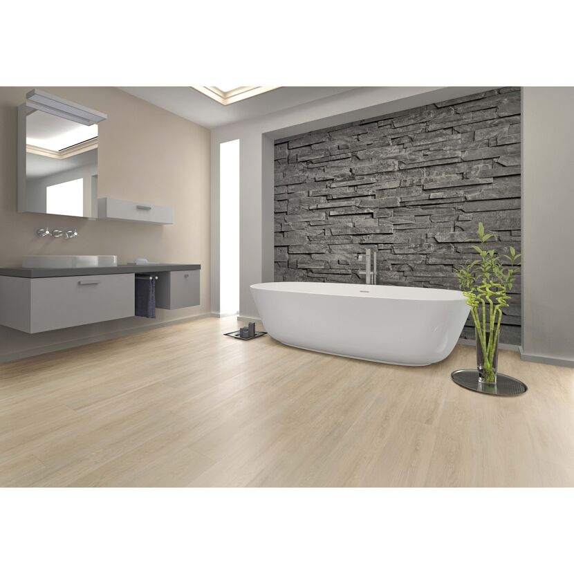 Modernes Badezimmer mit freistehender Badewanne und Bambus.