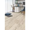 Heller Laminatboden in Holzoptik verlegt in einem Arbeitszimmer