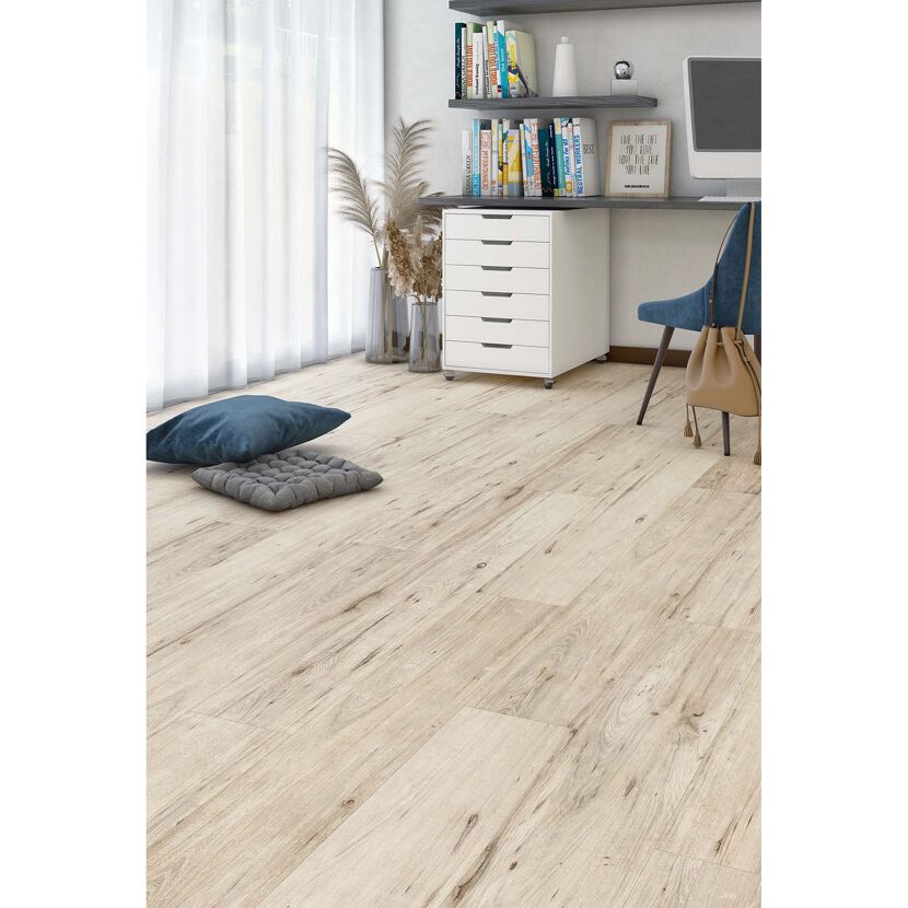 Heller Laminatboden in Holzoptik verlegt in einem Arbeitszimmer