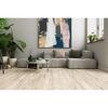 Wohnzimmer mit grauem Sofa und hellem Laminatboden