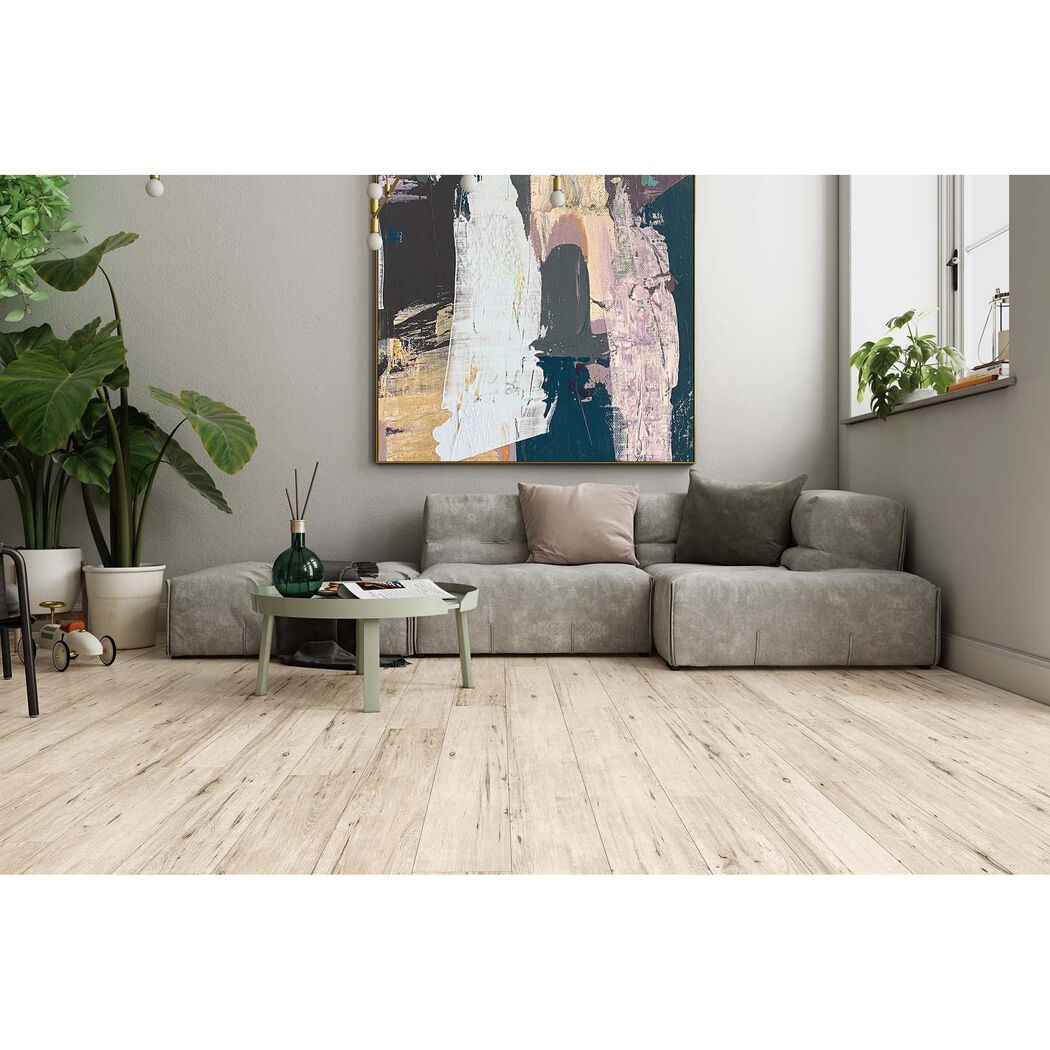 Wohnzimmer mit grauem Sofa und hellem Laminatboden