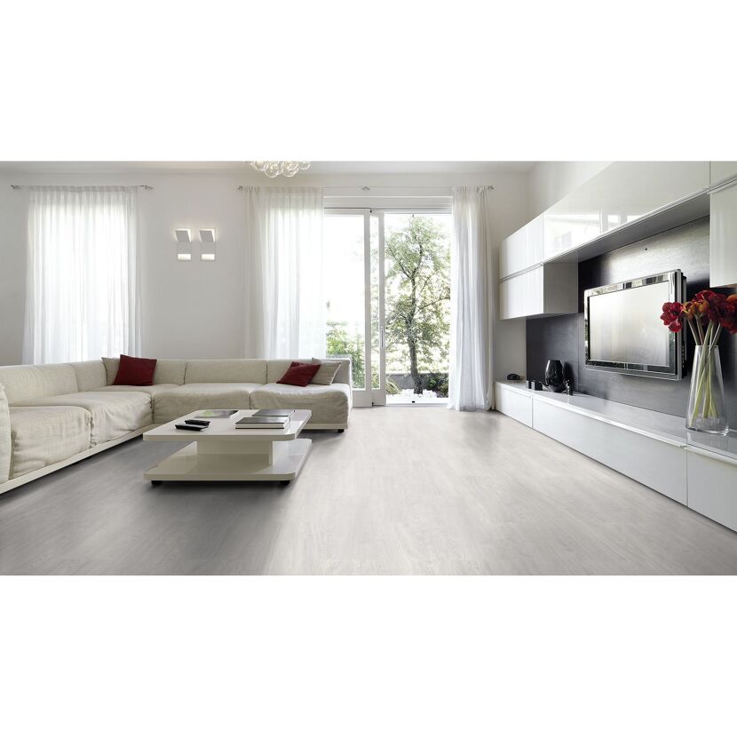 Wohnzimmer mit hellem Laminatboden