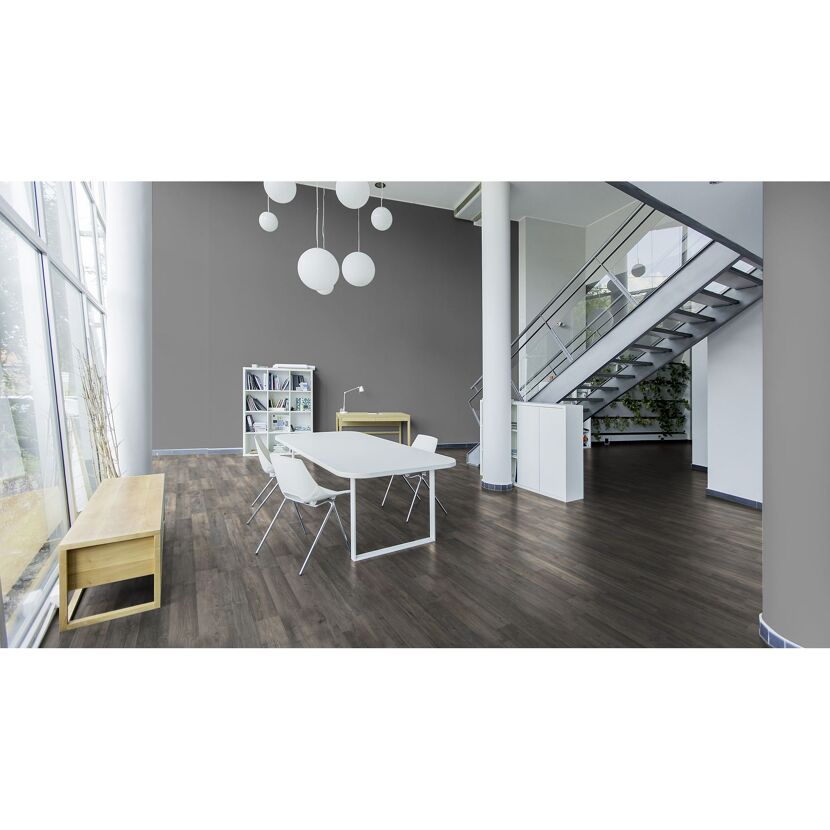 Grauer Laminatboden in einem Büro