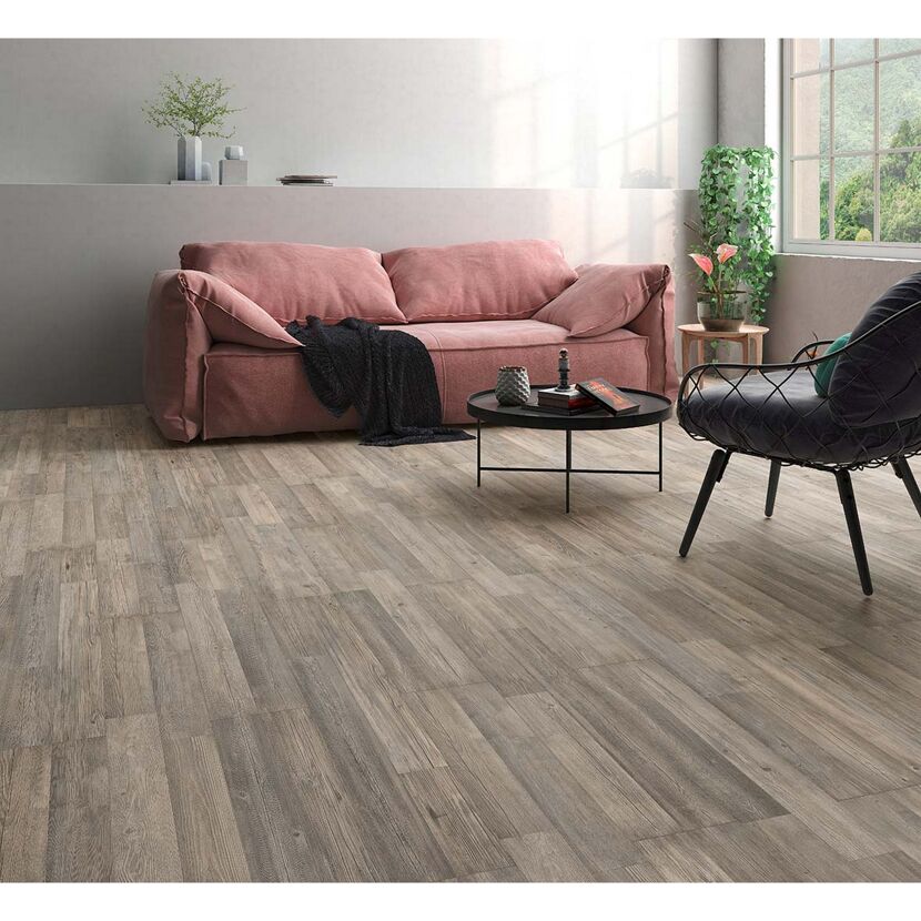 Wohnzimmer mit grauem Laminatboden in Holzoptik