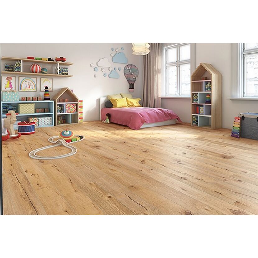Kinderzimmer mit hellem Holzboden