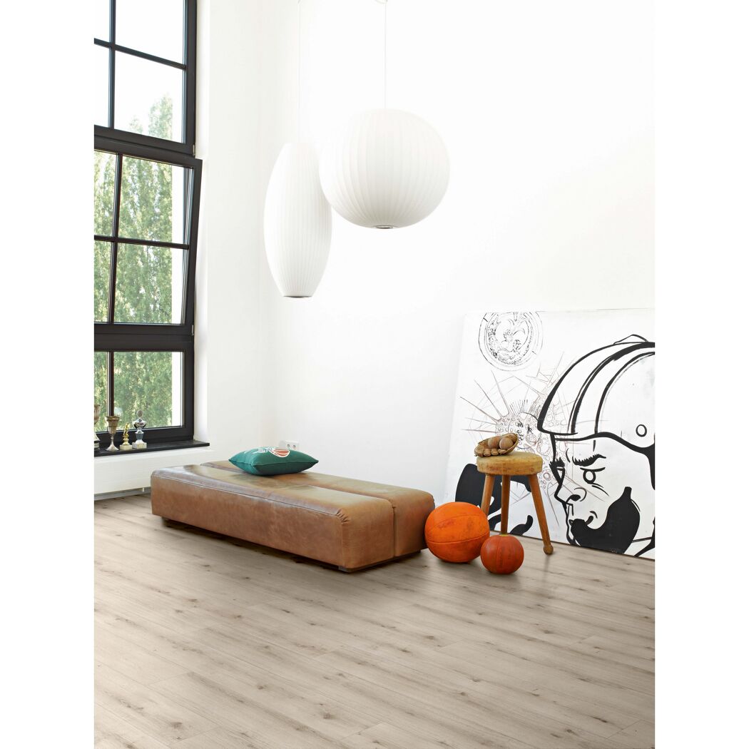 Heller Laminatboden in Wohnraum