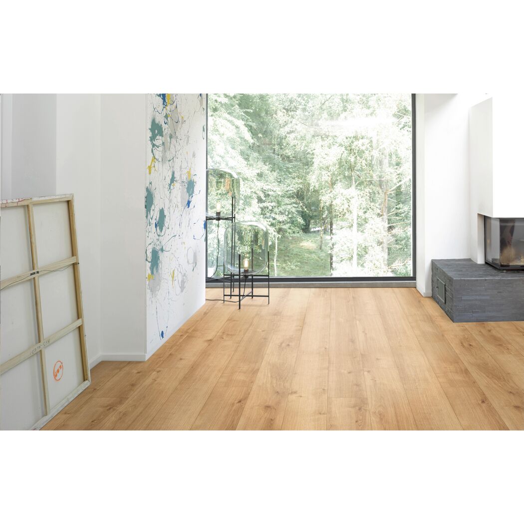 Heller Holzboden in einem Wohnzimmer mit großen Fenstern.