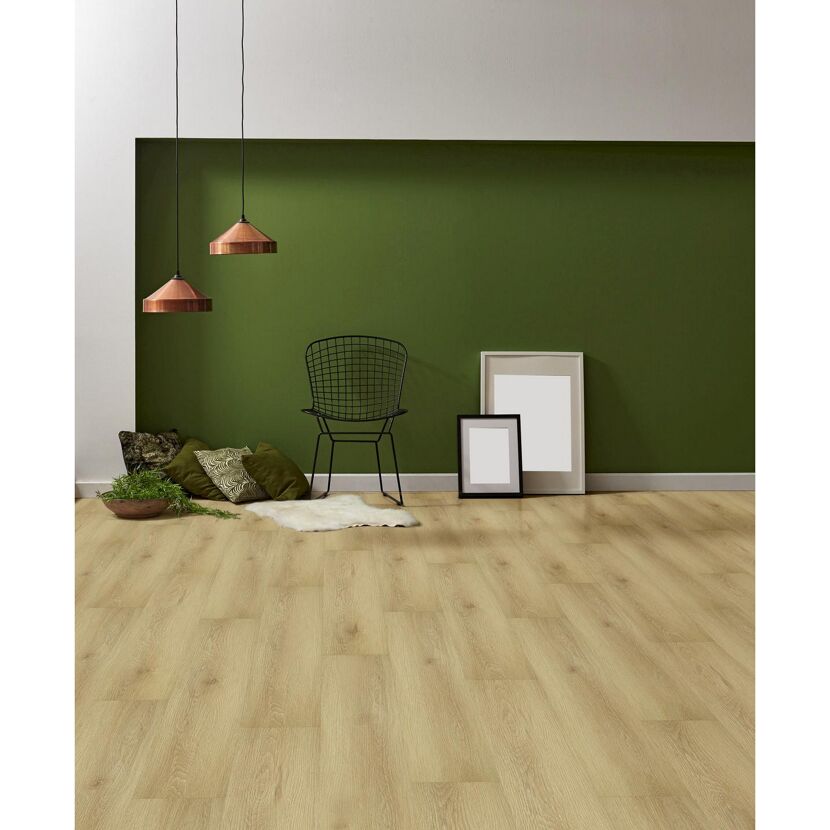 Wohnzimmer mit hellem Holzboden und grünen Wänden