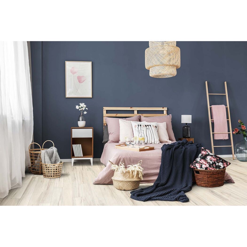 Schlafzimmer mit Laminatboden in Holzoptik