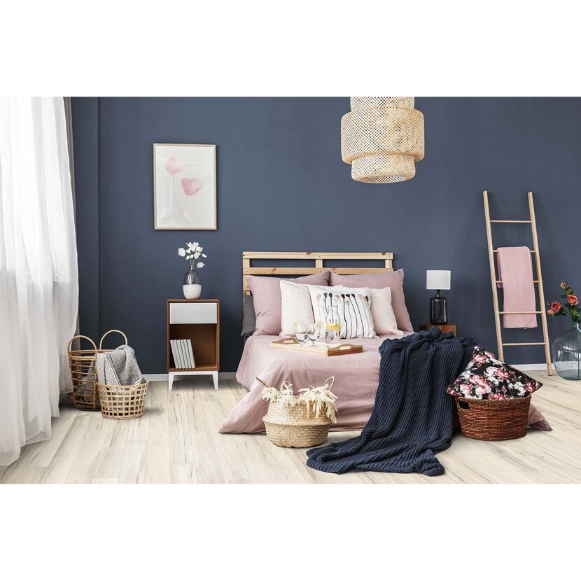 Schlafzimmer mit Laminatboden in Holzoptik
