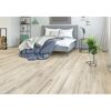 Schlafzimmer mit hellem Laminatboden