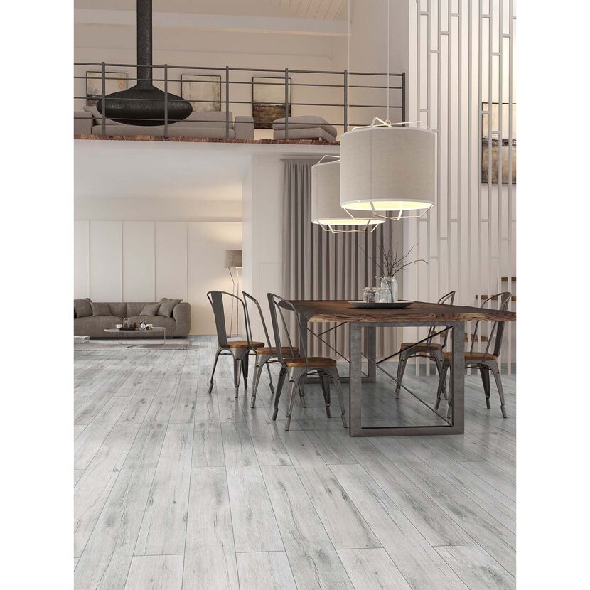 Wohnzimmer mit hellem Laminatboden